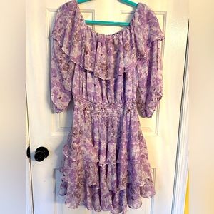 Women’s spring/summer dress, on/off the shoulders.Smoke free home.Worn maybe 2x